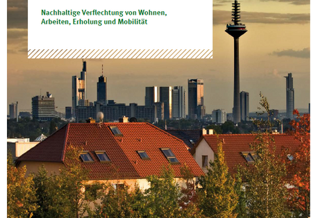Titelseite der Broschüre "UMLANDSTADT umweltschonend – Nachhaltige Verflechtung von Wohnen, Arbeiten, Erholung und Mobilität" des Umweltbundesamtes, das Titelfoto zeigt den grünen Stadtrand der Stadt Frankfurt / Main