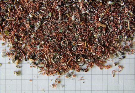 geschreddertes Material aus verschiedenen Metallen und Kunststoffen 