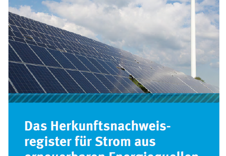 Cover des Faltblatts "Das Herkunftsnachweisregister für Strom aus erneuerbaren Energiequellen - Wer wir sind und was wir tun" mit dem Logo des Herkunftsnachweisregisters im Umweltbundesamt und einem Foto von einem Solarpark und einem Windkraftrad