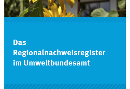 Titelblatt des Faltblatt „Das Regionalnachweisregister im Umweltbundesamt“ mit einem Bild einer Sonnenblume vor einem Hausdach mit Photovoltaik-Anlage. Unten das Logo des Umweltbundesamtes und des Herkunftsnachweisregisters