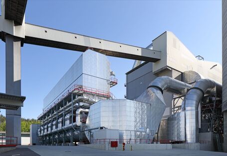 Industrieanlage mit Metall-Röhren