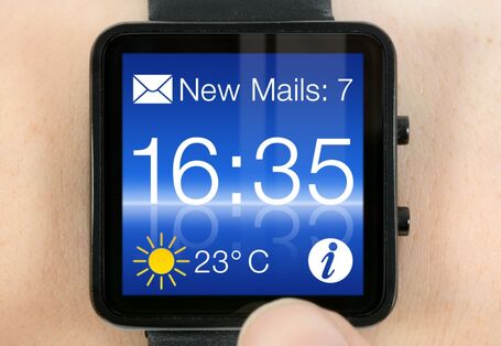 moderne digitale Armbanduhr, die gleichzeitig die Zahl der neuen Mails im Postfach und das Wetter anzeigt