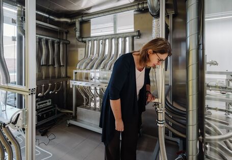 Eine Frau riecht in einem Labor an einer Probe 