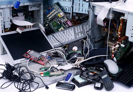 Elektronikschrott auf einem Haufen: alte Computer, Tastaturen, Handys und Kabel