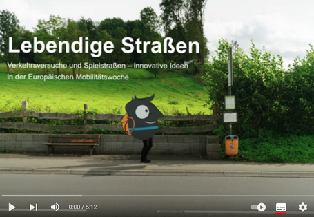 Titelszene des Films: das Maskottchen der Europäischen Mobilitätswoche Edgar steht an einer Bushaltestelle