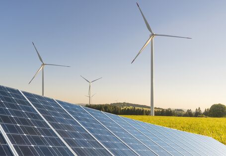 Landschaft mit Photovoltaik-Anlage, Windkrafträdern und Rapsfeld