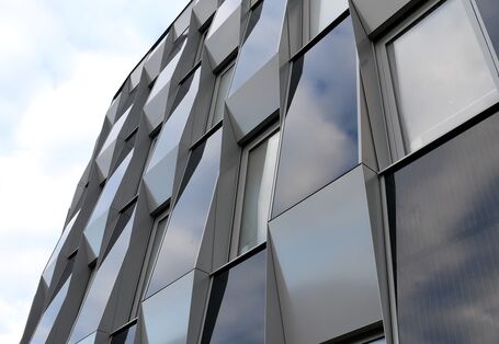 Gebäudefassade aus Photovoltaikmodulen