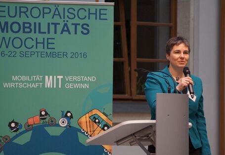Frau Dr. Katrin Dziekan am Rednerpult, im Hintergrund ein Banner der Europäischen Mobilitätswoche 2016