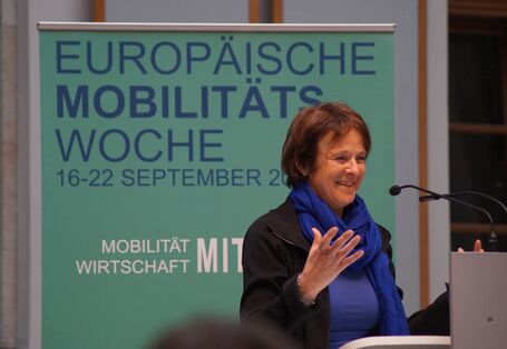 Maria Krautzberger am Rednerpult, im Hintergrund ein Banner der Europäischen Mobilitätswoche