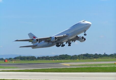 ein Flugzeug hebt von der Startbahn ab