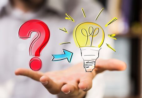 ? und Glühlampe als Symbol für Lösung