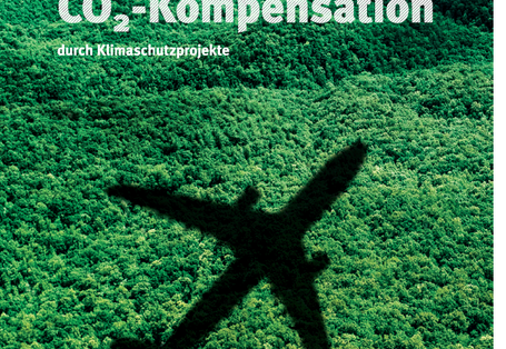 Titelseite der Ratgeber-Broschüre "Freiwillige CO2-Kompensation durch Klimaschutzprojekte" vom Umweltbundesamt. Das Hintergrundfoto zeigt den Schatten eines Flugzeugs, das über eine dicht bewaldete, hügelige Landschaft fliegt.
