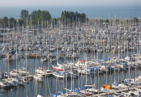 Hafen am Meer mit vielen kleinen Segel- und Motorbooten