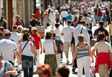 Menschen in einer Fußgängerzone