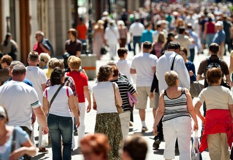 viele Menschen in einer Fußgängerzone
