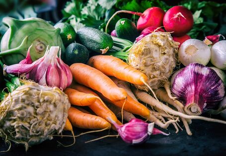 verschiedene Gemüse, wie Möhren, Sellerieknollen, Kohlrabi und Radieschen