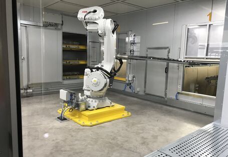 Industrieroboter in einer Kammer