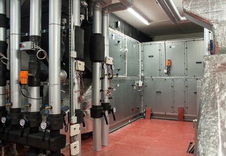 Technikraum mit Geräten und Rohren