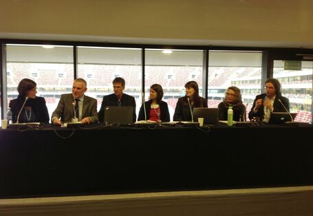 Podium mit sieben Rednern