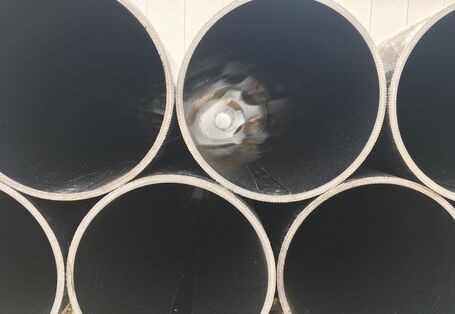 Rohre mit großen Durchmessern übereinander gestapelt