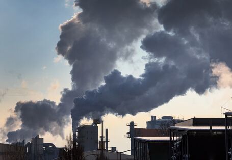 rauchende Industrieschornsteine