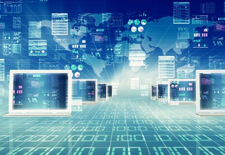 Symbolbild Digitalisierung: Miteinander vernetzte Laptops und Nullen und Einsen