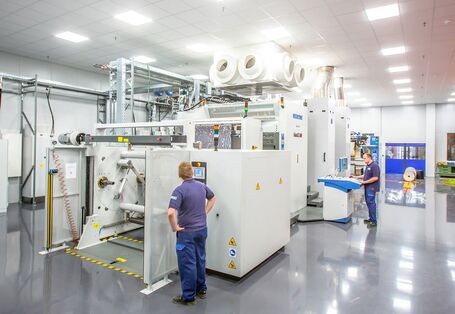 Große Maschine in einer Werkshalle