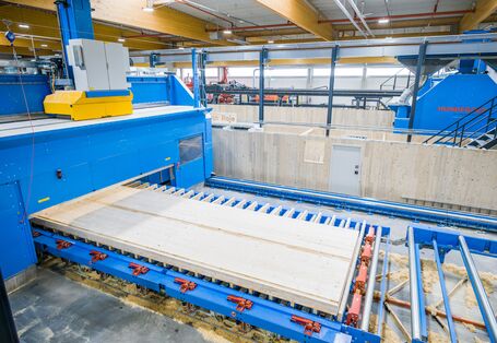 Holzelement in einer Maschine in einer Werkshalle 
