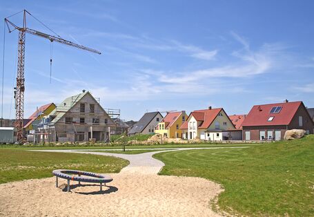 Neubaugebiet mit Einfamilienhäusern „auf der grünen Wiese“ 