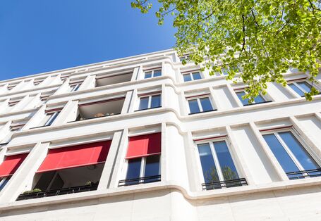 sanierter Altbau im Grünen mit Loggia und Sonnenschutzrollo