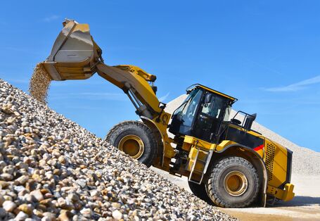 Radlader lädt Kies um