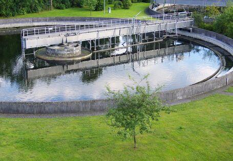 rundes Außenbecken einer Kläranlage