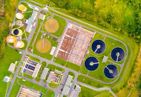 Luftbild einer Kläranlage mit verschiedenen Becken