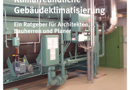 Broschürencover mit dem Titel "Klimafreundliche Gebäudeklimatisierung - Ein Ratgeber für Architekten, Bauherren und Planer", dem Logo "Umweltbundesamt - Für Mensch & Umwelt" und einem Hintergrundbild einer Kälteanlage in einem Keller