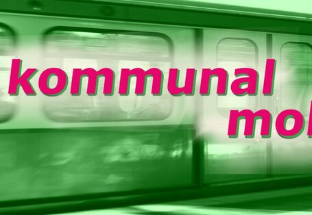 Schriftzug "Kommunal mobil", dahinter ist schemenhaft und in grün gehalten eine S-Bahn zu sehen