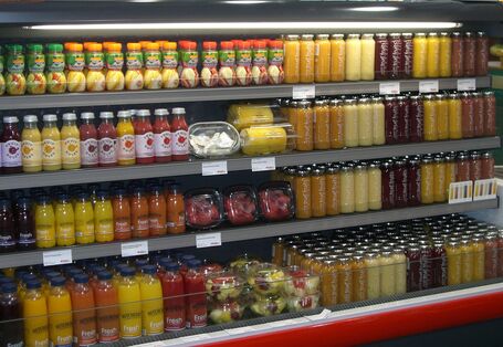 Kühlregal mit Säften und Obstsalaten