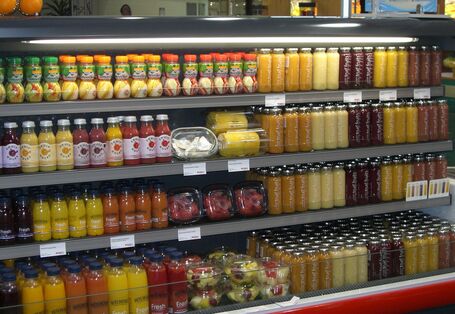 Kühltheke mit Getränken und Obstsalaten