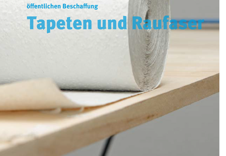 Titelseite der Broschüre "Leitfaden zur umweltfreundlichen öffentlichen Beschaffung von Tapeten und Raufaser" des Umweltbundesamtes mit einem Hintergrundfoto einer Rolle Raufasertapete auf einem Tapeziertisch
