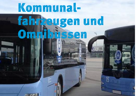 Cover der Broschüre "Leitfaden zur umweltfreundlichen öffentlichen Beschaffung von Kommunalfahrzeugen und Omnibussen" mit einem Foto von zwei Bussen mit einem Aufkleber mit dem Umweltzeichen "Blauer Engel". Unten des Logo des Umweltbundesamtes