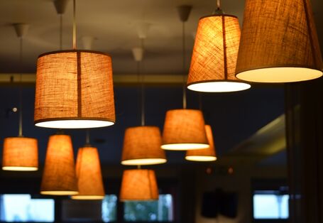 viele angeschaltete Deckenleuchten