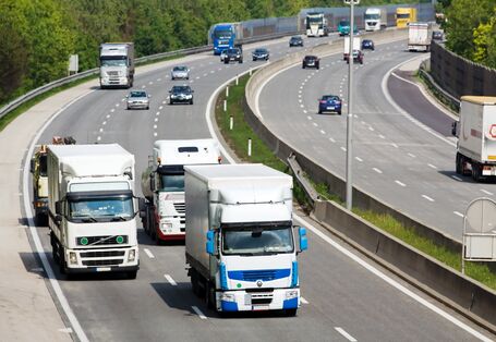 LKws auf einer Autobahn