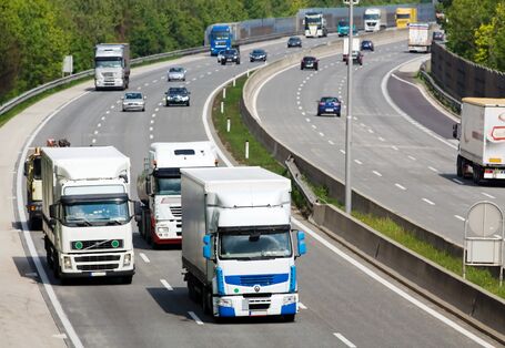 Viele Lkw und wenige Pkw auf einer Autobahn