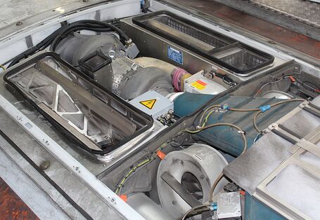 technische anlage im geöffneten Dach eines Zuges