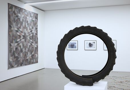 zerschnittener Reifen auf einem Podest in einer Kunstausstellung