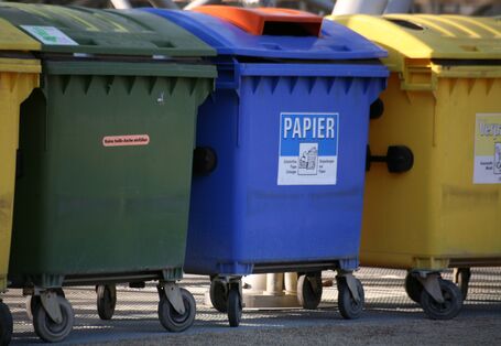 grüner, blauer und gelber Müllcontainer