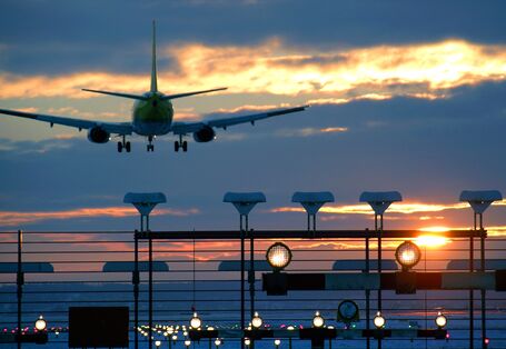 in der Abenddämmerung landendes Passagierflugzeug