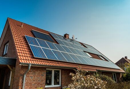 Photovoltaikmodule auf einem Hausdach eines Einfamilienhauses