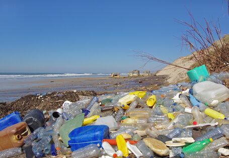 Plastikmüll am Meeresstrand
