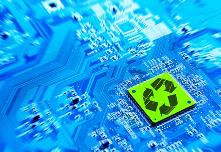 Platine eines Prozessors, darauf ein Recycling-Symbol