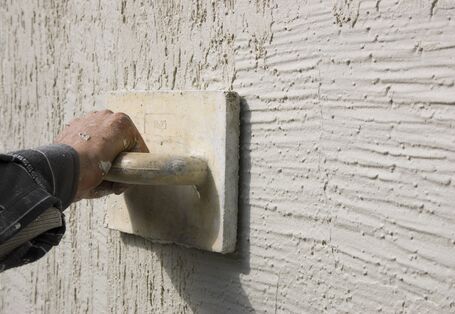 Putz wird mit einer Glättkelle bearbeitet